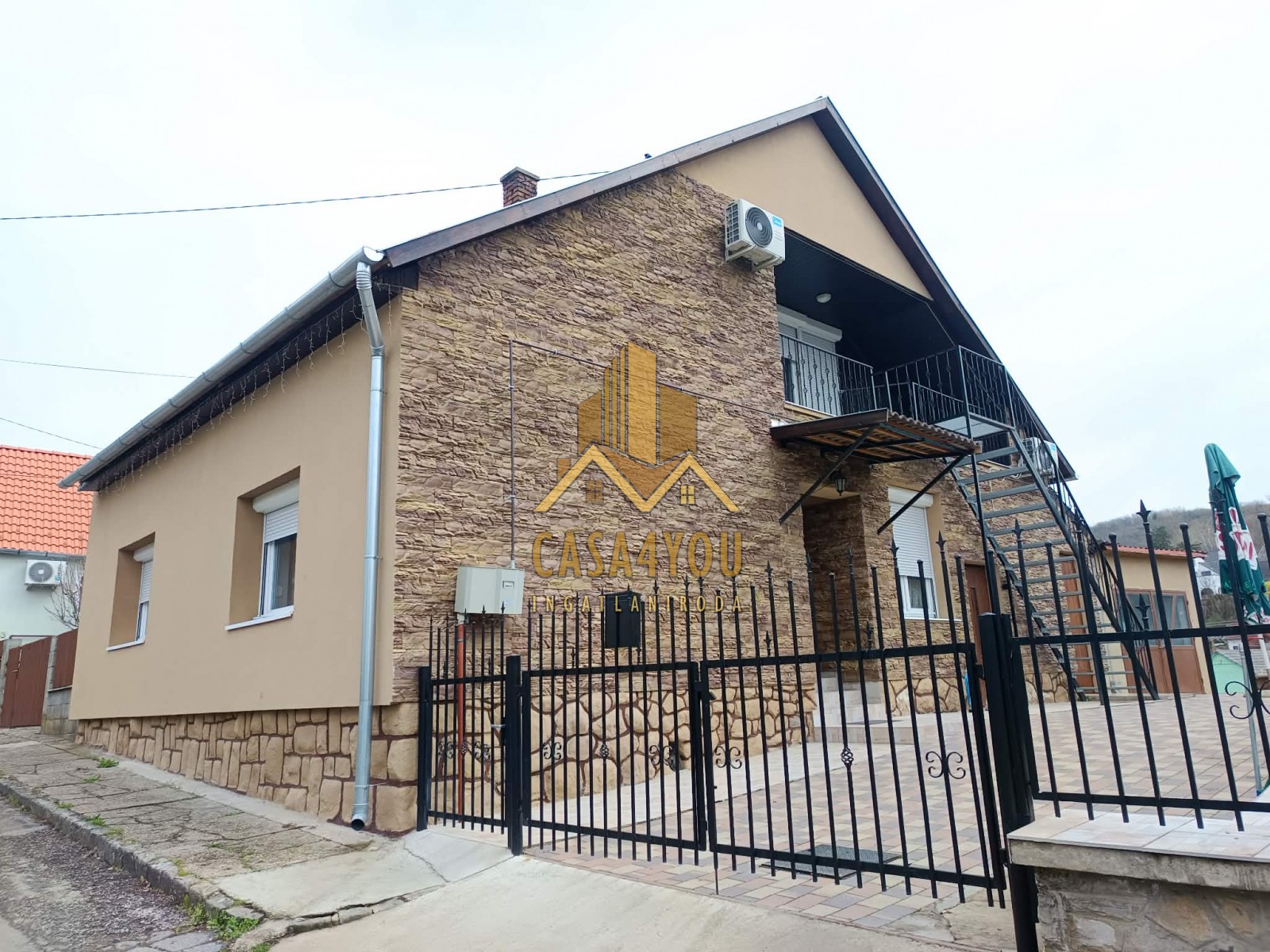 Eladó családi ház Pécs-Szabolcsfalun 2 szintes felújított családi ház eladó