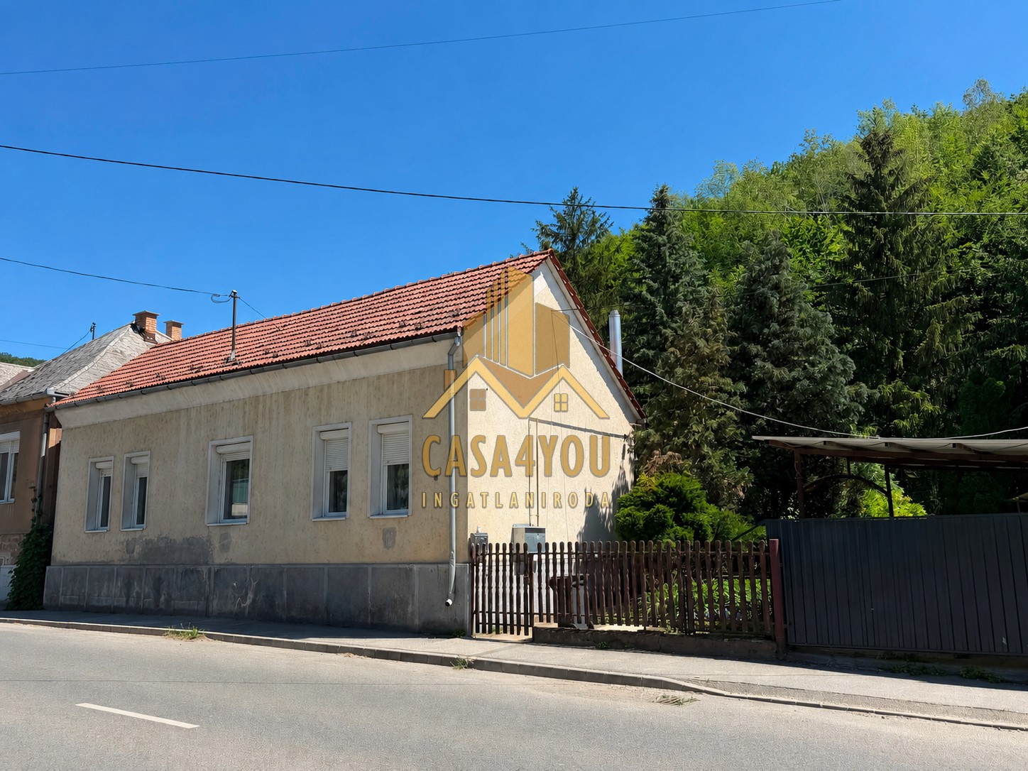 Eladó családi ház Komló-Belváros szélén családi ház eladó