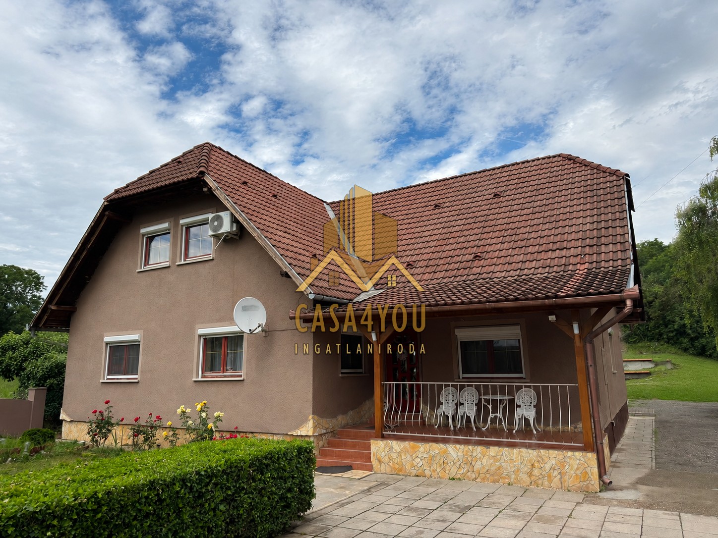 Eladó családi ház Pécs-Újhegyen két szintes családi ház eladó